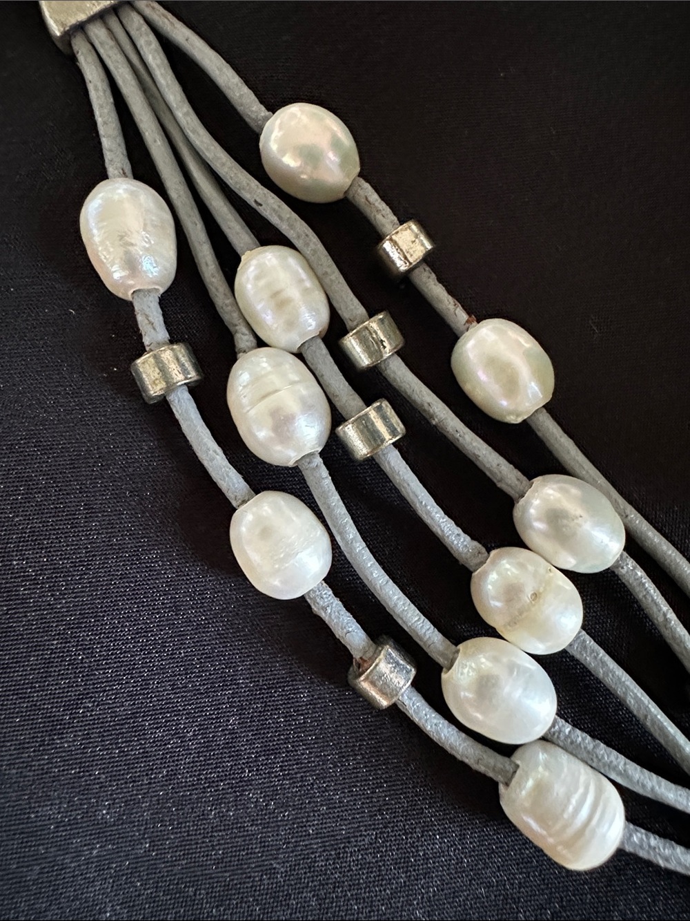 Pearl & leather EUC bracelet. Genuine freshwater pearls w/ silvertone accents.